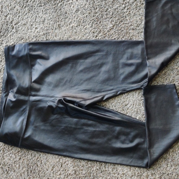 Luxe Liquid Shine High rise leggings - Picture 4 of 4